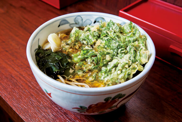 ↑春菊天そば(400円) 春菊天がつゆに溶けかかったところをそばと食べると最高。春菊の苦みが爽やかだ