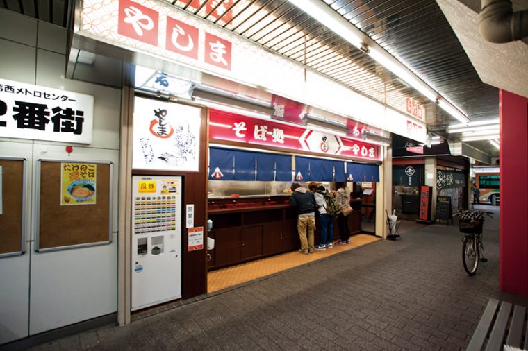↑店の前に仕切りはなく、暖簾をくぐったすぐ先がカウンターとなっている