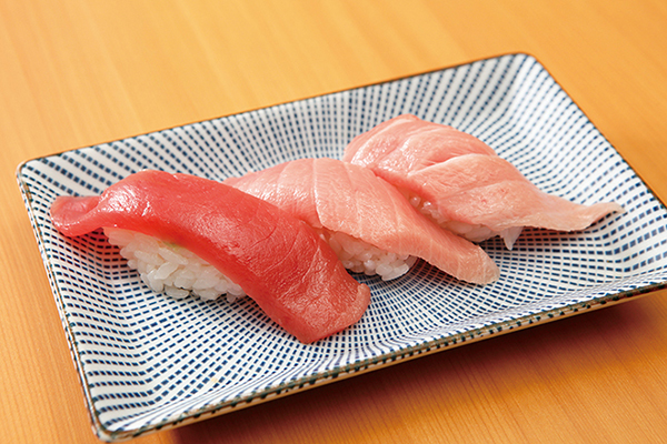 ↑まぐろ三貫盛り(540円) めばちまぐろながら、本まぐろに劣らぬおいしさ。赤身は魚肉のうまみが鮮烈で、中とろは驚くほどの脂の乗りが特徴。大とろはあと味がすっきりした上質な脂が印象的だ。