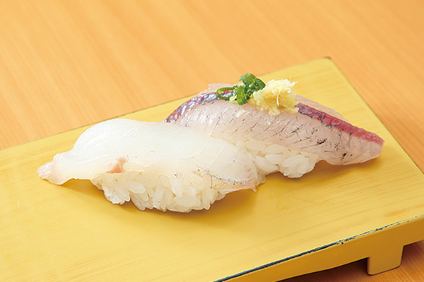 ↑白身/二貫(220円) 旬の白身を異なる種類で注文できる二貫盛り。まごち(左)はほどよい弾力と淡白なうまみが魅力。とびうお(右)は青魚のうまみがありつつ、さっぱりと食べられる