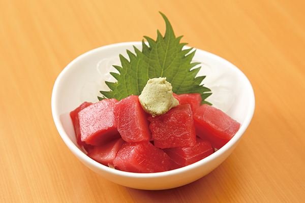 ↑山盛りまぐろぶつ(290円) 圧巻のボリュームで、コストパフォーマンスは抜群! 来店する客が必ずオーダーする看板メニューだ。めばちまぐろの赤身の、もちっとした食感がたまらなくおいしい。