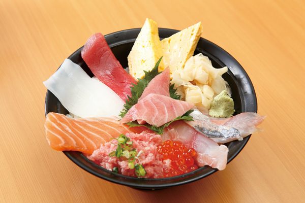 【立ち食い寿司の名店】一品料理が大容量! お酒が進むメニューの宝庫「めぐみ水産 横浜ポルタ店」