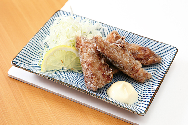 ↑まぐろの竜田揚げ(290円) こしょうを利かせつつ、まぐろ肉の風味が満点