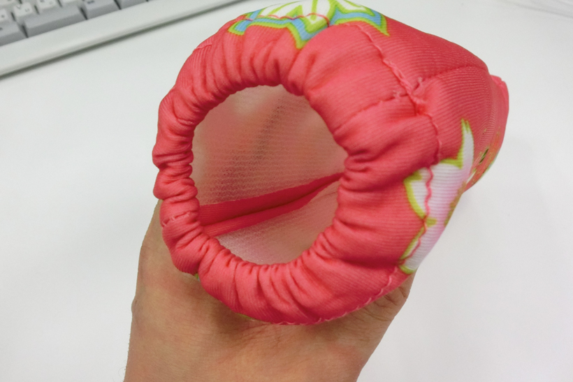 ↑上部にはゴムが付いていて、ボトルの首周りにぴったりフィットします