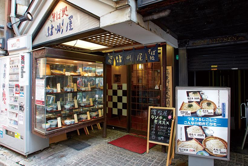 ↑店 頭にはメニューのサンプルをディスプレイ。町 のそば店風の親しみやすい外観だ。