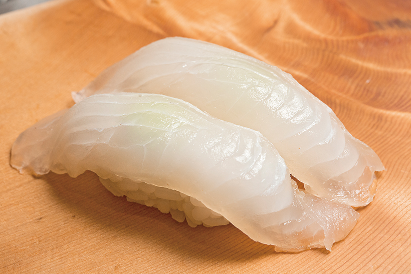 ↑ヒラメ昆布〆/二貫(400円) ひらめを昆布で挟み、一日なじま せた。昆布のうまみを身にまとった白身は柔らかい食感と濃厚な味わいが魅力。同じく昆布のうまみを吸ったシャリとの相性も抜群だ