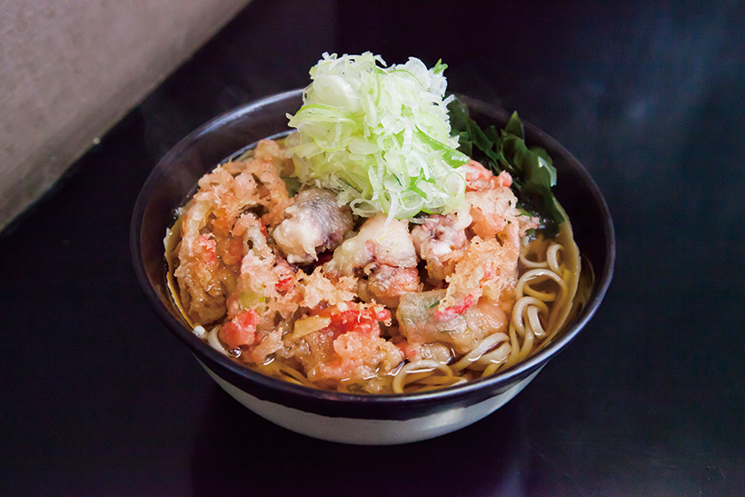 ↑ゲソかき揚げそば(480円) 紅しょうがが入ることで、味のアクセントになると同時に彩りもプラス。大盛りのねぎもうれしい