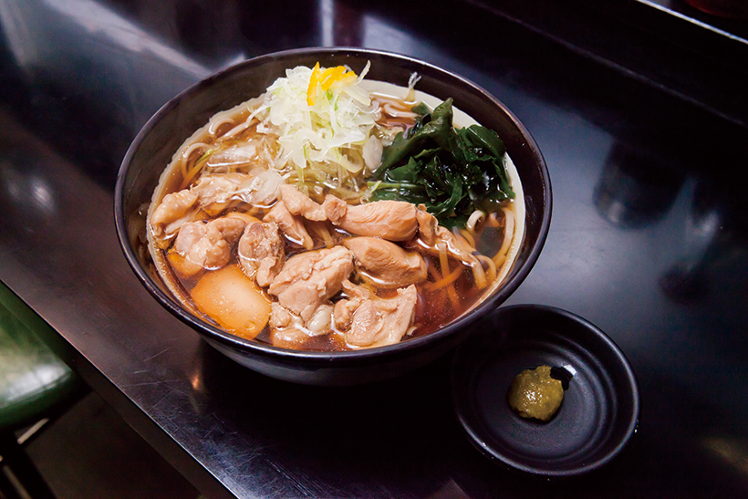 ↑「とりそば」はうまみたっぷりの鶏肉がどっさり。別皿の柚子こしょうを付けると味わいがさらに増す