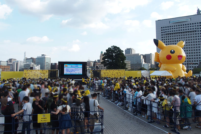 ↑横浜赤レンガ倉庫のステージでは、約5000人が参加。参加者がかぶっているピカチュウのサンバイザーは会場で無料配布していました