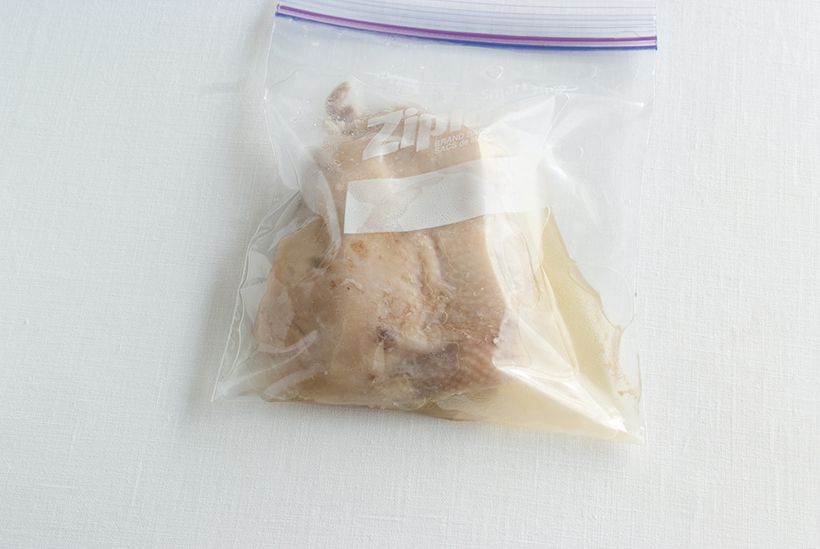↑鶏肉のうまみが出た蒸し汁も一緒に保存することで、ジューシーさが損なわれません