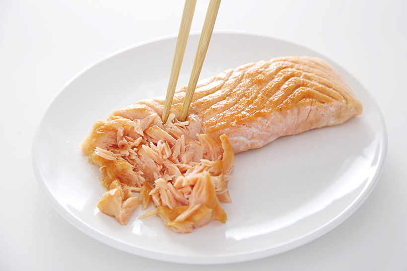↑サーモンの身は箸でていねいにほぐします。大きめにほぐせば、チャーハンの具材などにも使えます。