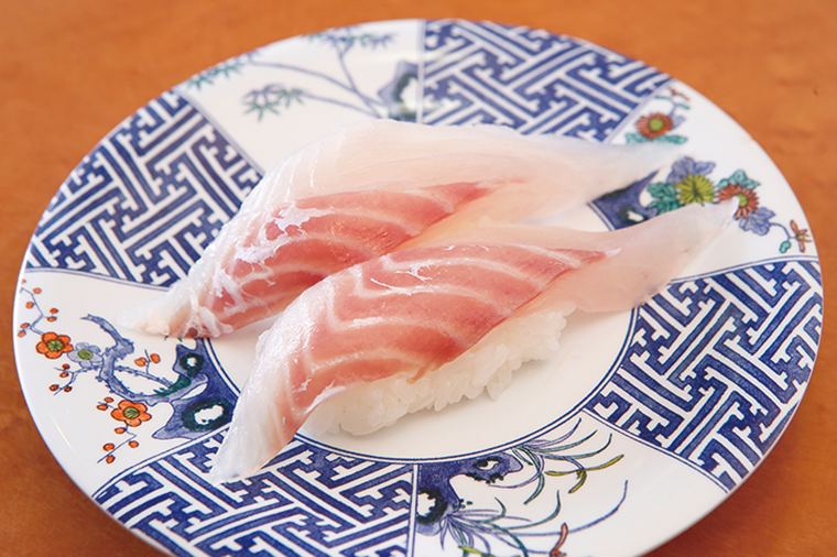 ↑スズキ/二貫(248円) 肉厚かつ大ぶりで、食べ応えのあ る白身の握り。噛むと押し返す弾力がものすごい。淡白な味でほんのり とした甘みが上品。あと味さっぱりで、ついおかわりしたくなるはずだ。