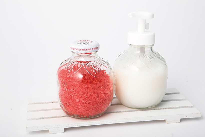 ↑入浴剤入れ（左）やソープディスペンサー（右）に
