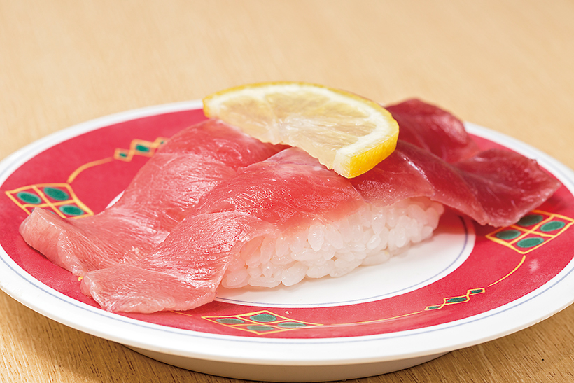 ↑塩マグロ/二貫(302円) めばちまぐろを塩水で〆た一品。まぐろの水分が適度に抜け、うまみが凝縮している。しかも、塩加減がちょうどよく、さっぱり食べられるのが特徴だ