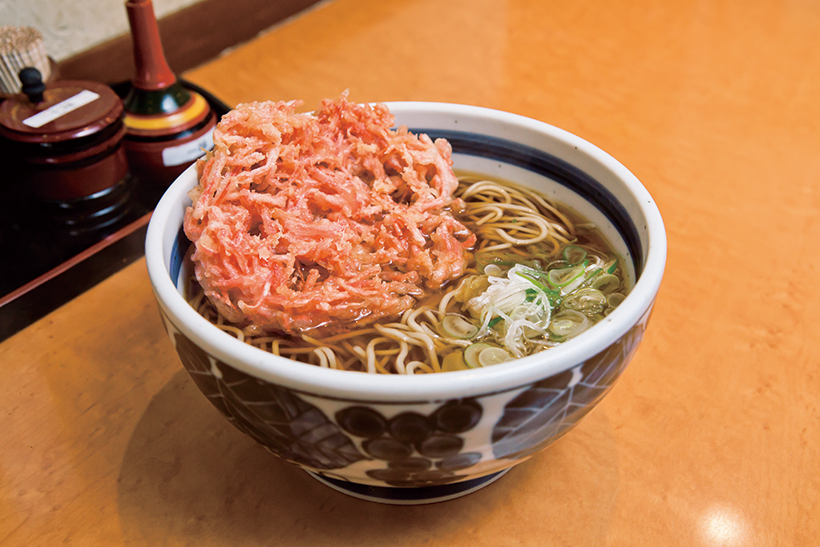 ↑紅しょうが天そば(420円) はきざみ紅しょうがをか き揚げに。紅しょうがの酸味と辛味がクセにな る。