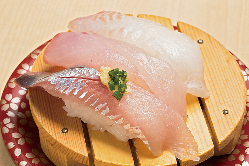 ↑根室鮮魚三種盛り(390円) 根室の地魚三貫。種類は日によって変わる。写真のさめがれい(上)はコリコリ食感、 あおそい(中)は淡白で滋味深い味。生にしん(下)はクセがなく食べやすい。