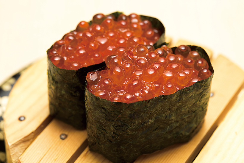 ↑知床羅臼いくら軍艦/二貫(480円) 秋鮭漁日本一の羅臼で採取 し、味付けしたいくらをたっ ぷり使用。大粒で皮が適度に柔らかく、口の中でとろける食感と濃厚なうまみが絶品だ