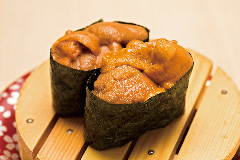 ↑塩水ウニ/一貫(390円) 北海道のなかで最も美味と 言われる羅臼産のばふんうに を使用。身崩れ防止用のミョ ウバン不使用で、苦みのないすっきり濃厚な甘みが特徴だ。