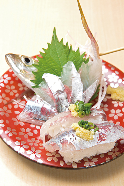 ↑活あじ(390円) 活あじをまるごと使い、握り二貫と刺身に。2種類の味が楽しめるおトクな食べ 方だ。身はシコシコと弾力 ある食感で、うまみも圧倒 的。盛り付けの美しさにも 目を奪われる。