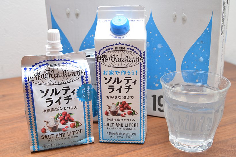 ↑中央が「キリン 世界のKitchenから お家で作ろう!ソルティライチ」500ml 496円。左は「キリン 世界のKitchenから ソルティライチ」パウチタイプ 300g 113円