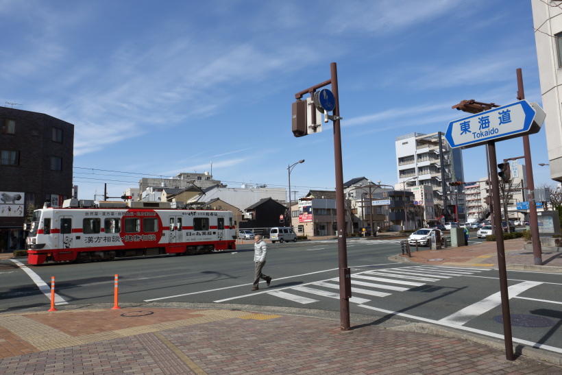 国道1号を走る唯一の路線! 東海道34番目の宿場町を走る“元気”な路面電車「豊鉄市内線」