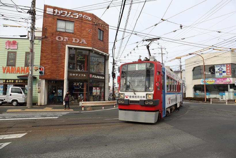 ↑井原電停〜運動公園前間には路面電車で日本一という半径11メートルという急カーブがある