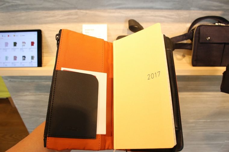 ↑シンプルだが使い手の良いチケットポケットやカードポケットも装備