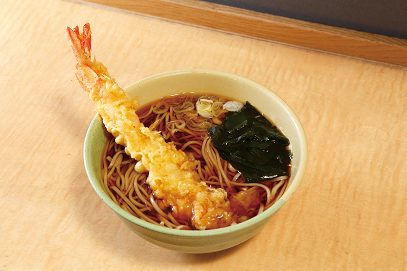 ↑大海老天そば(580円) 大ぶりのブラックタイガーを使用。人気メニューのひとつだ