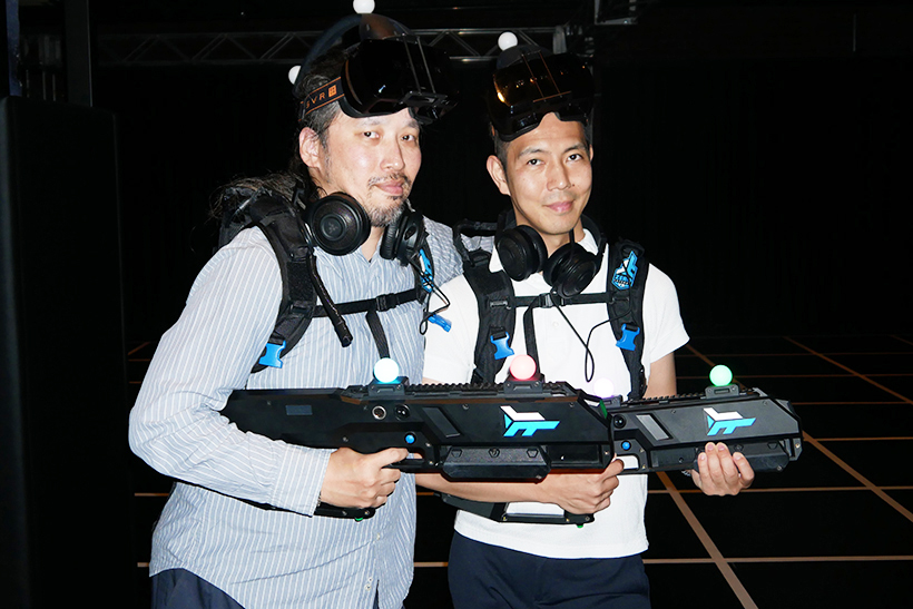 ↑係員のお兄さんと記念撮影。一緒にゾンビと戦い、何回も命を落とした仲としては、もはや戦友以上の存在です