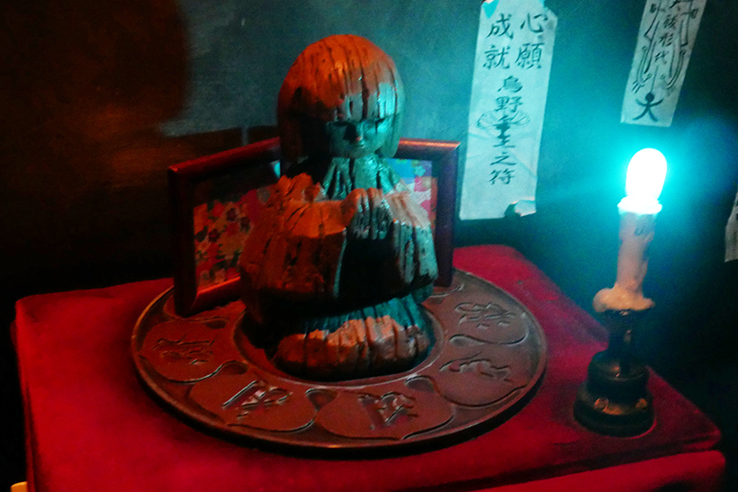 ↑普通の木彫の人形ですよね