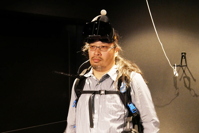 ↑しっかりと胸のクリップを締めて装着。このとき、ゴーグルはまだ頭の上に乗せておくだけです