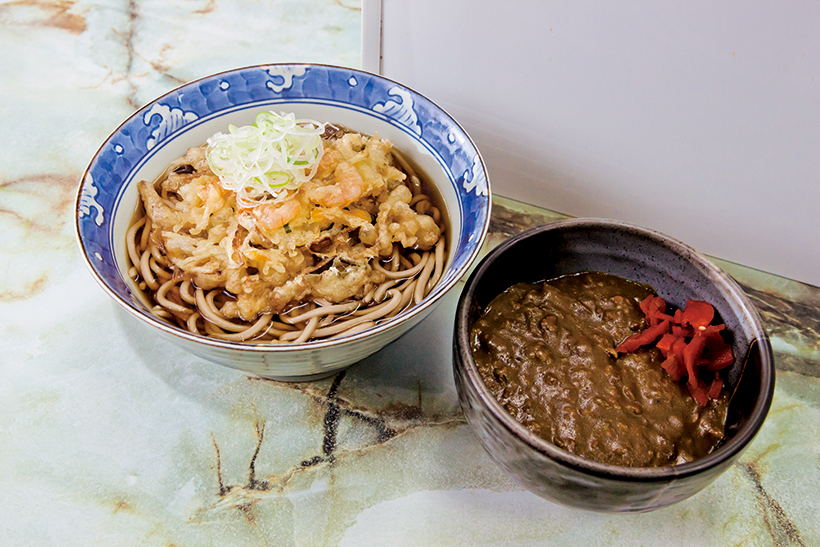 ↑えびかき揚げそば&ミニカレー丼セット(600円) カレーは野菜が溶けるまで煮込んだ“おふくろの味”