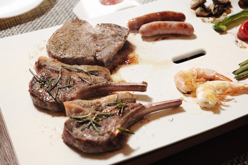 ↑中央の穴に油が落ちるため、ヘルシーに食材が焼けます。下の油受け皿は簡単に取り外せます