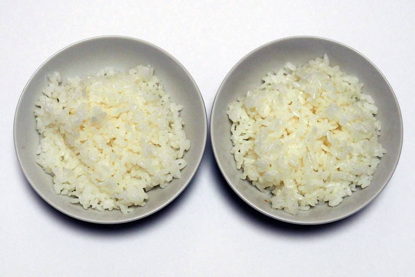 ↑廉価炊飯器（左）とRZ-YW3000M（右）で炊いたご飯を比較。RZ-YW3000Mのほうがみずみずしく艶があるのがわかります。また、廉価炊飯器で炊いたご飯は、形が崩れていたり、ダマになったりしているのが確認できます