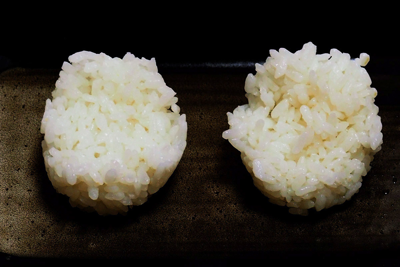 ↑廉価炊飯器（左）とRZ-YW3000M（右）で炊いたご飯をおにぎりにし、手で半分に割ったものを比較。RZ-YW3000Mの断面は、粒立ちがよく、より多くの空気を含んでいるのがわかる