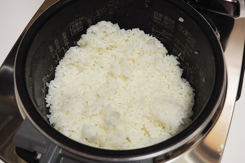 ↑冷やご飯も美味しいですが、なんとスチーム低温保温モードならば40時間もの保温も可能です。写真は24時間保温後ですが、スチームのおかげかツヤは健在。少々ヌカ臭さはありますが、美味しく食べれる範囲の匂いです