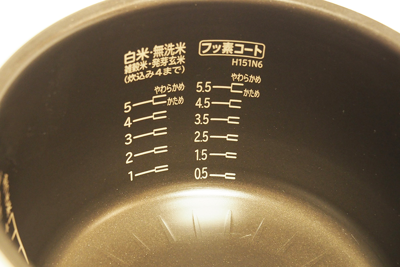 ↑内釜に刻印されている「水位線」も、好みにあわせて「やわらかめ」「ふつう（中央の線）」「かため」で選べるようになっています