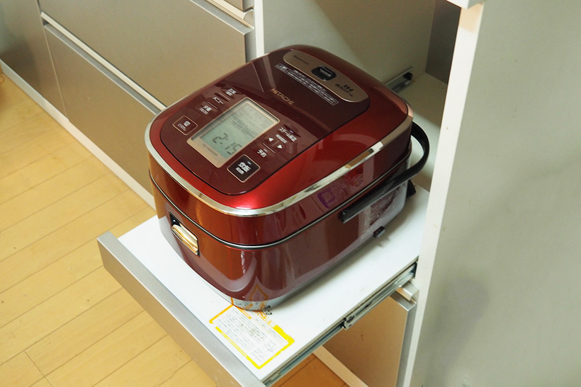 ↑最近の食器棚に多い、炊飯器用のスライド棚。調理中に引き出していると、ぶつかって邪魔なことが多いですが、RZ-YW3000Mなら収納状態で炊飯可能です