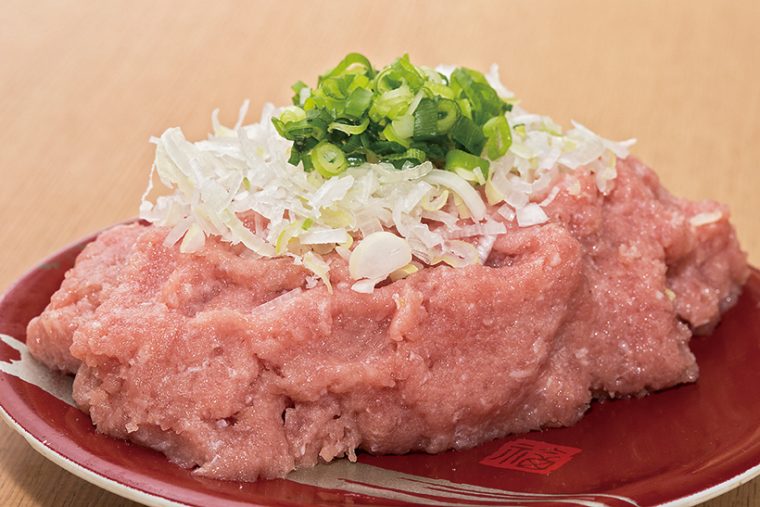 ↑ビックリネギトロ(454円) ねぎとろは盛りが超豪快! つまみ と思いきや、なかに握り二貫とガリが 入っていて、サイズ以外にもビックリ