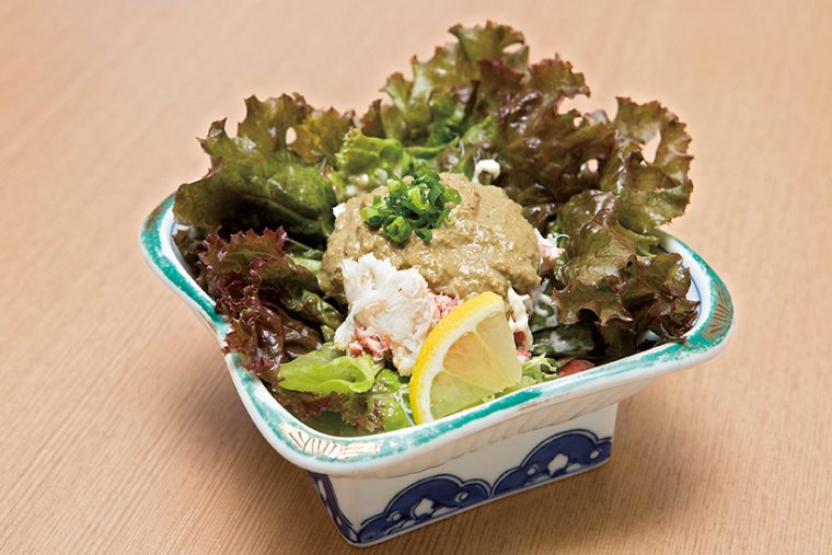 ↑カニミソサラダ(698円) カニミソとかにの身が たっぷり入ったサラダ。 カニミソの独特の苦み とうまみは、日本酒に もビールにも合う