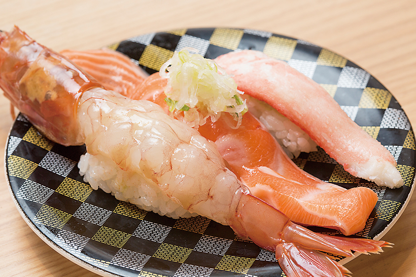 ↑北海にぎり(540円) )大赤えび、生 とろサーモン、本ずわいがに の三貫盛り。えびはぷりっと 弾ける食感で、頭にはみそがたっぷり。とろサーモンは脂のうまみが格別だ。