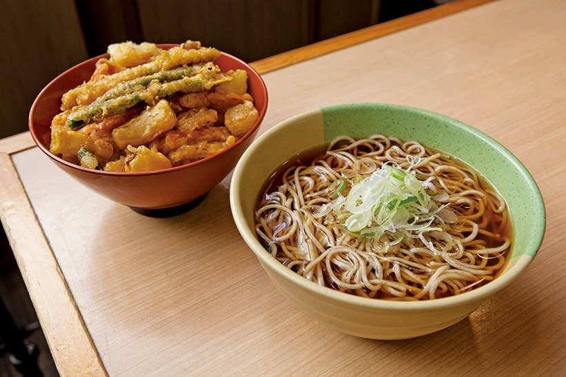 ↑ばら天丼セット(570円) 同店人気の「ばら天」を天丼にして提供。自慢のそばもついて、味も量も文句なし。