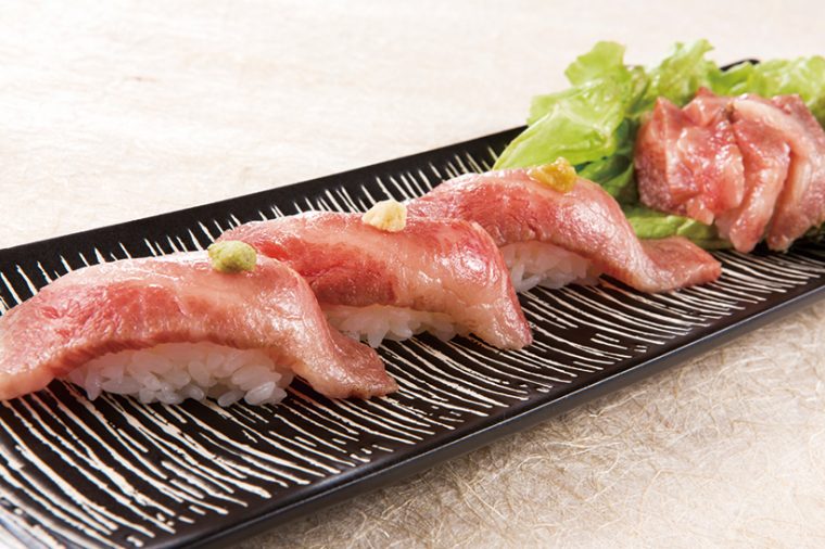 ↑炙り和牛三魅まみれ+α(1242円) A5ランク和牛のなか で、特にサシがいい ものを厳選。極上の カルビなど希少部位 を使っている。