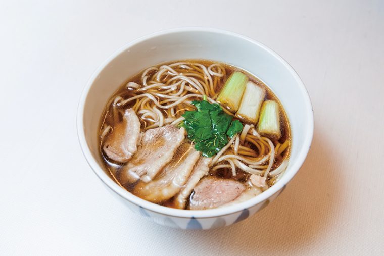↑鴨南蛮そば(630円) つゆに鴨と焦がしねぎの甘みが加わって美味。冬に は特に人気のメニューだ