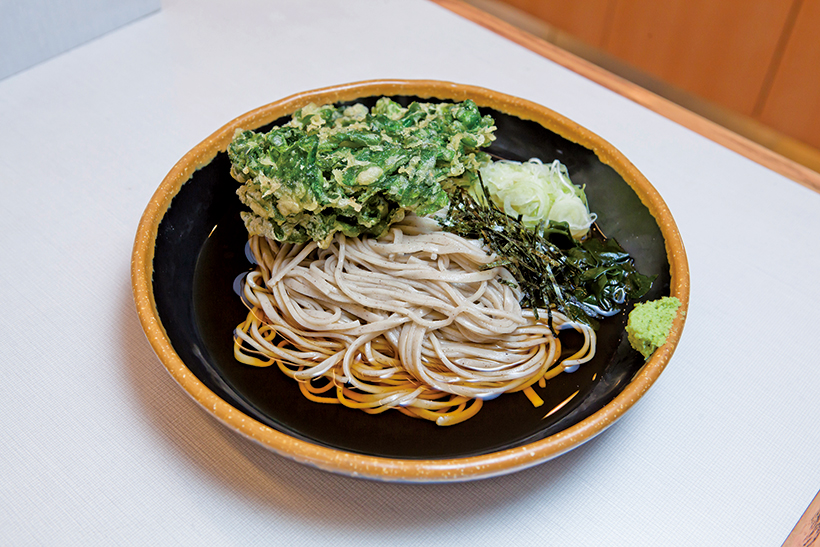 【昼は立ち食いそば】ヤミツキになる苦味とさっぱりとした後味! 明日葉天そばが好評の「万葉そば つつじヶ丘店」