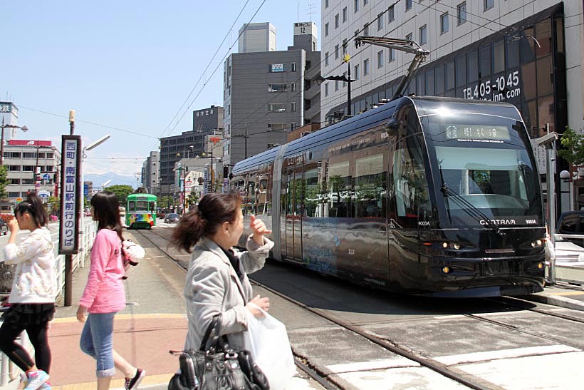 新幹線と路面電車が同じ駅で乗り入れる!? 類を見ない魅力に溢れた「富山地方鉄道市内電車」
