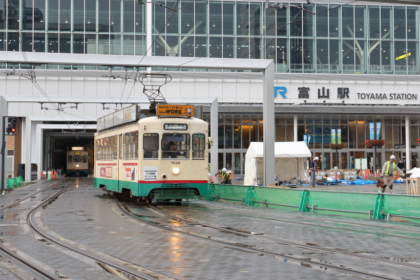 ↑2015年春の北陸新幹線の開業に合わせ、新幹線の高架駅の下に市内電車の富山駅が造られた
