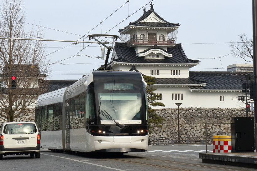 ↑富山城趾公園のすぐ近くを走る都心線は市内を左回りに走る環状線だ。車両は9000形「セントラム」