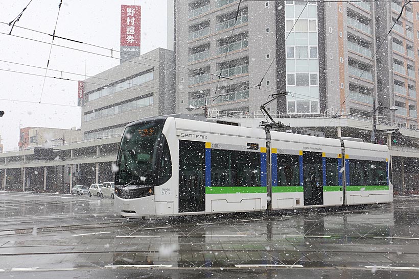 ↑雪舞う市内を走るT100形「サントラム」。さすが雪国らしく除雪設備がしっかりと整備されていた
