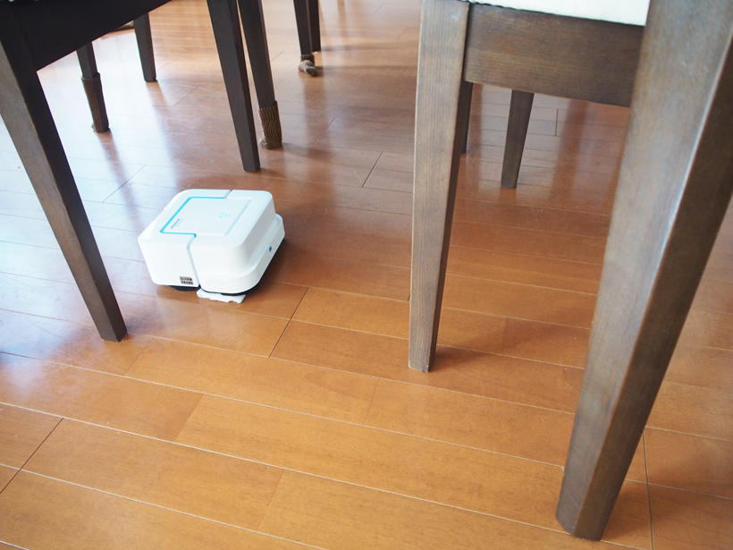 ↑多くのロボット掃除機が苦手なダイニングテーブルの下も難なくクリア